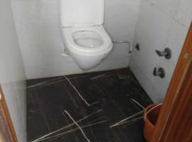 OYO 81016 Honey Palace Restaurant Guest House，位于Dūngarpur的酒店