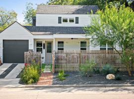 2BR Bungalow Near Lady Bird Lake & Rainey Street，位于奥斯汀的酒店