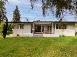 Central Arrowtown - 4 Beds and Hot Tub!，位于箭镇的酒店