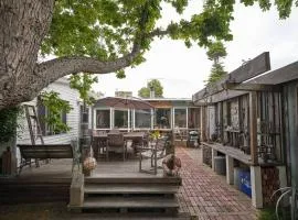 Warraburra Beach Shack, Rosebud - entire house and your own private beach box!