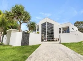 Luxurious 5 bedroom home in the heart of Alexandra Headland