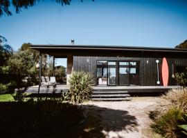 Sheoakes Beach House- East Coast Tas，位于Falmouth的酒店