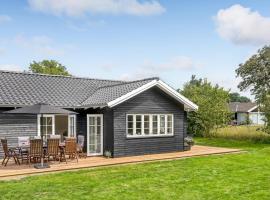 Cozy Home In Aakirkeby With Kitchen，位于维斯特索马肯的酒店