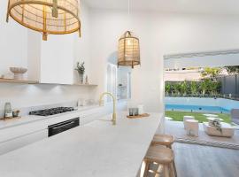 Nirvana, Mineral Swimming Pool, close to Beaches，位于Long Jetty的酒店