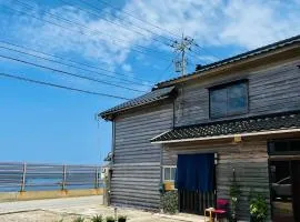 夕日が海に沈む宿 まひるのつき
