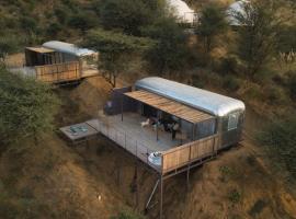 Teela- The Glamping Resort, Jaipur，位于Udāsar的豪华帐篷