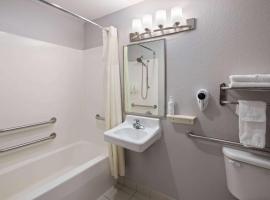 Days Inn & Suites by Wyndham Green Bay WI，位于绿湾的酒店