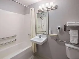 Days Inn & Suites by Wyndham Green Bay WI