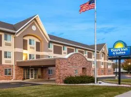 Days Inn & Suites by Wyndham Green Bay WI