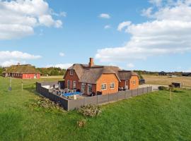Amazing Home In Skjern With 5 Bedrooms, Sauna Wifi，位于斯凯恩的酒店