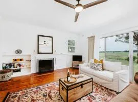Burrundulla Farmhouse - Tranquil Country Allure