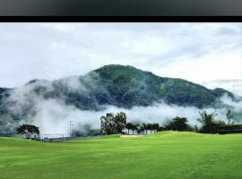 Wanderers inn- beautiful hills view，位于德拉敦的酒店