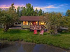 Cozy Cabin Retreat with Scenic Views cabin，位于Greer的酒店