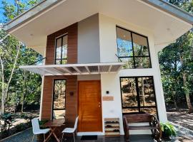 Tagaytay's Cozy Loft-type Forest House and Camp，位于锡朗的酒店