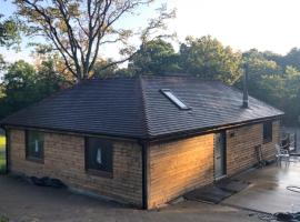 Cottage with Heated Indoor PoolTennis Court- 2142，位于法纳姆的酒店