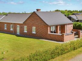 Holiday Home Tarm With Fireplace 07，位于Fjerbæk的酒店
