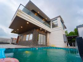 Royal Cabana Lonavla - 6BHK Villa with Turf and Heated Pool，位于罗纳瓦拉的度假屋