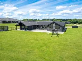 9 Bedroom Beautiful Home In Sydals