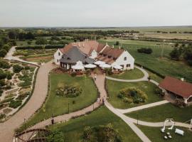 Fiasty&uacute;k Udvarh&aacute;z，位于Cs&oacute;r的带停车场的酒店