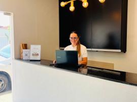 Art Hotel，位于莫吉瓜苏的酒店