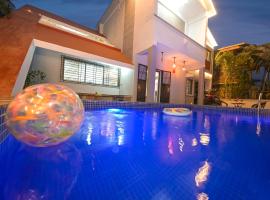 ll EMPYREAN STAY ll WHITE UNICORN VILLA ll 3BHK ll AC ll PRIVATE BIG POOL ll LUXURY，位于罗纳瓦拉的度假屋