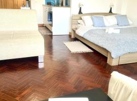 Cozy Carcavelos Beach-NOVA SBE，位于卡尔卡维洛斯的酒店