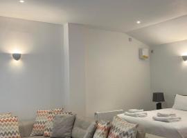 Converted Barn, One Bedroom, Studio Glamping，位于Horspath的豪华帐篷营地