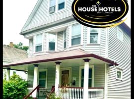 The House Hotels - Ridgewood Lower，位于莱克伍德的酒店