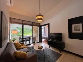CR MARIPOSA RENTALS Mountain view near pool