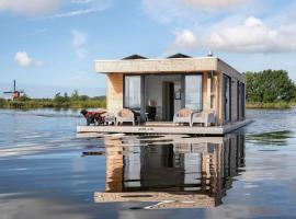 Surla houseboat Hangloose Kagerplassen，位于Buitenkaag的船屋