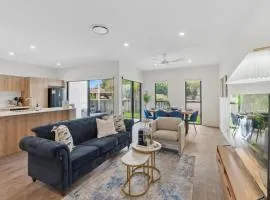 Brand New Modern 4BR House with Parking Yard Mall and Park