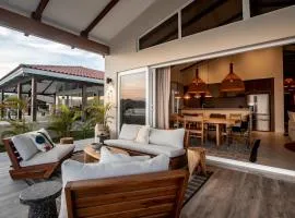 Beachfront Luxury and Pool 4BR Villa Linda