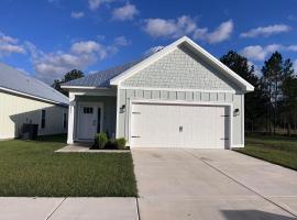 Adorable cottage near Sports Complex OWA beaches shopping Central to all the fun Foley has to offer，位于弗利的乡村别墅