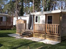 Mobil-home confort dans impasse boisée，位于卡米尔斯的露营地