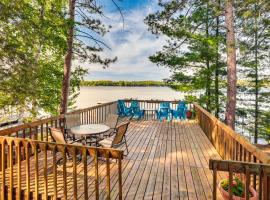 Lake Tomahawk Fall Retreat with Foliage and Lake Views，位于米诺阔的酒店