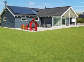 Gorgeous Home In Rønde With Sauna