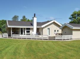 Three-Bedroom Holiday Home With A Fireplace In Melby，位于Melby的酒店