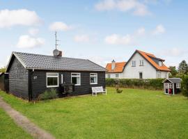 Nice Home In Rønne With Kitchen，位于伦讷的酒店