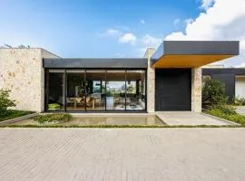 Villa al lado de la represa de Guatapé con jacuzzi y cancha de tennis privada