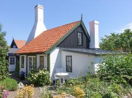 2 Bedroom Awesome Home In Svaneke，位于斯瓦讷克的酒店