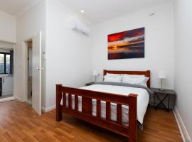 Glenelg North Modern Studio, QBed,Wifi, Pet，位于格莱内尔格的酒店