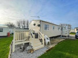 Lovely 10 Berth Caravan With Decking In Yorkshire, Ref 71023G，位于Tunstall的露营地