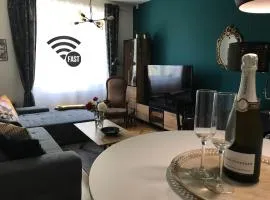 S8 Luxury 1-Bedroom Apt OldTown - Foodstore, PCscreen, HBOmax, Unlimited Music, Crib, BabyChair, FastWifi