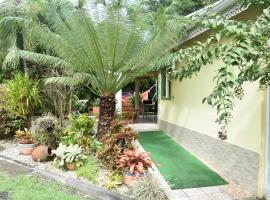 Gite d'Arles Bungalow "Ti Polo"，位于勒穆莱的酒店