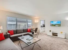 Walk to Beach - KING Apt In #1 Area - AC