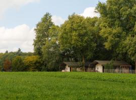 Luxury Lodge in Twente with Meadow Views，位于Buurse的豪华帐篷