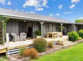 The Artisans Rest - Matakana Village Holiday Home