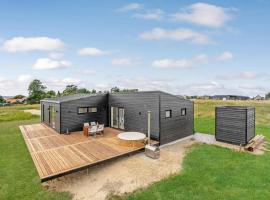 4 Bedroom Gorgeous Home In Løgstrup，位于Løgstrup的酒店