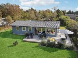 4 Bedroom Gorgeous Home In Føllenslev