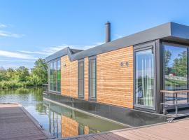 2 Bedroom Lovely Ship In Ohé Laak，位于欧维恩拉克的船屋